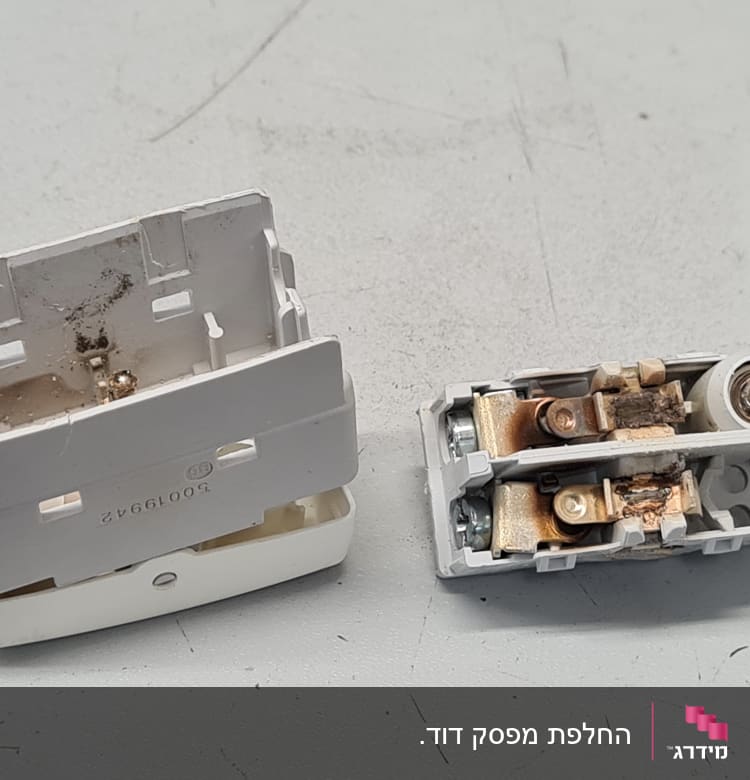 שקע חשמלי מפורק עם חיבורים פנימיים חשופים